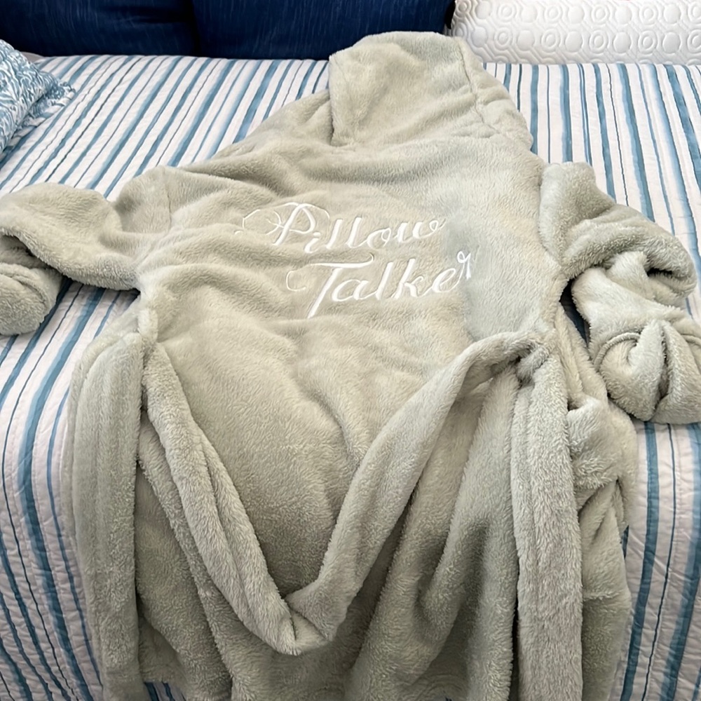 EUC!! Wildfox pillow talker bathrobe!! Size S